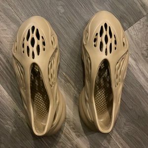Tan Yeezy foam runners size 11